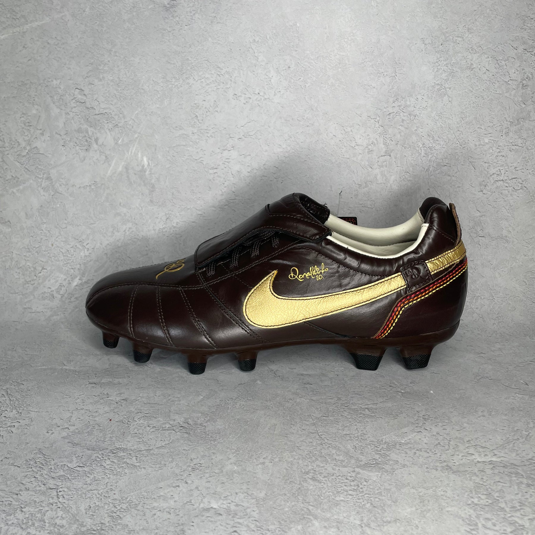 Ronaldinho 10r football boots sales